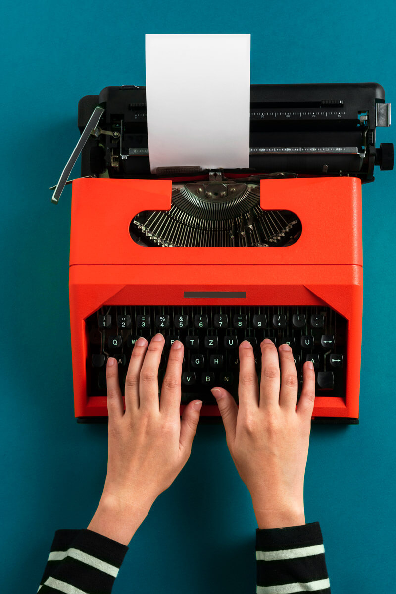 copywriting manos tecleando una máquina de escribir