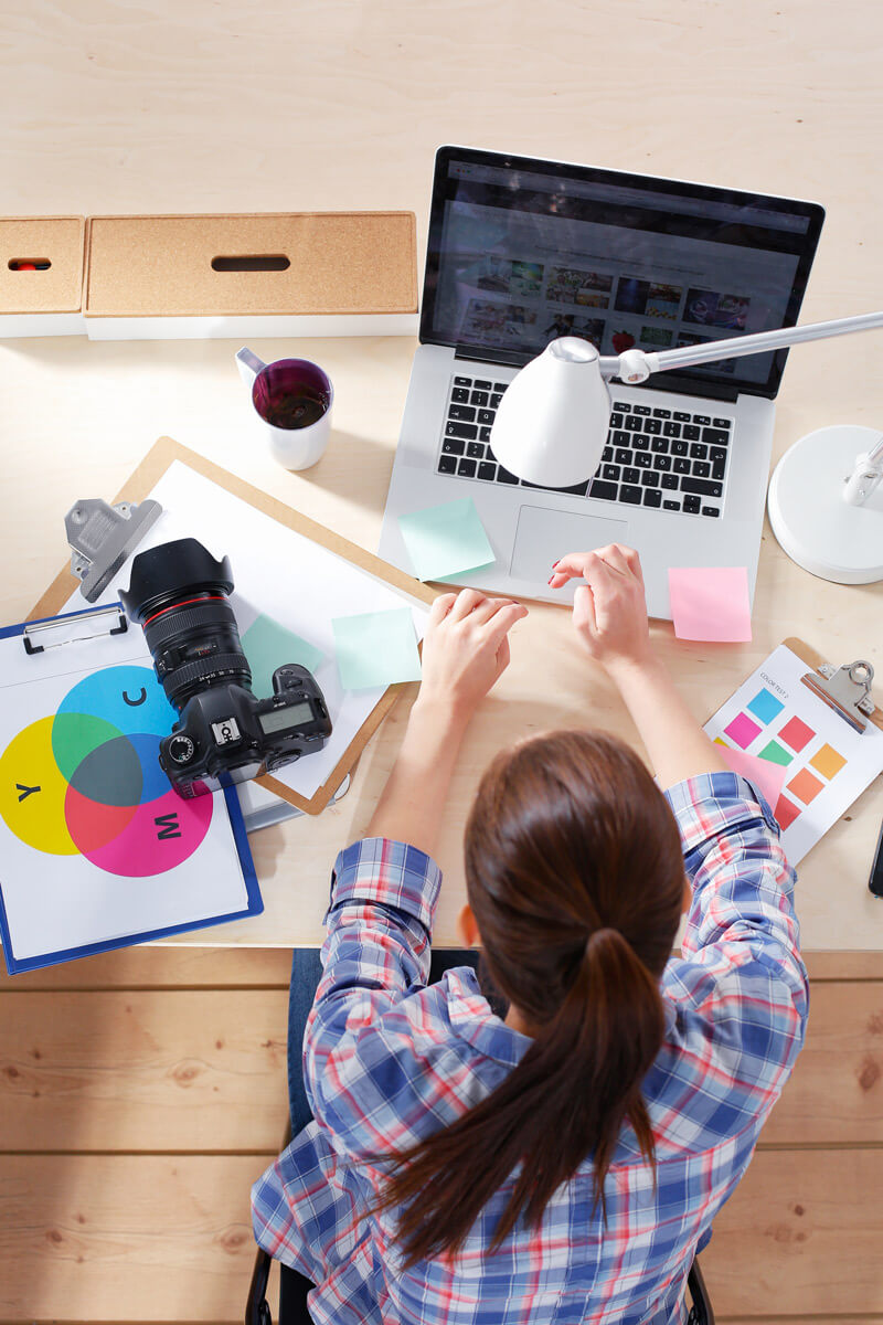 Diseño gráfico-mujer diseñando en una computadora