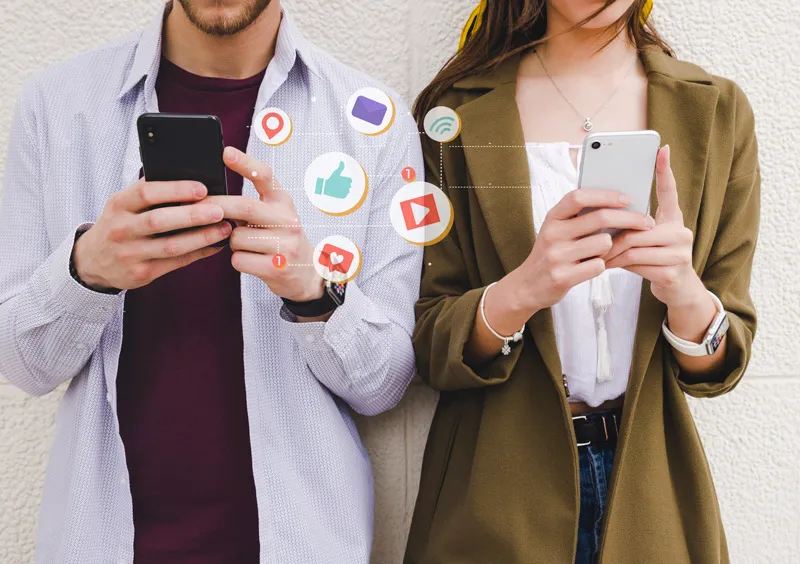 pareja utilizando redes sociales
