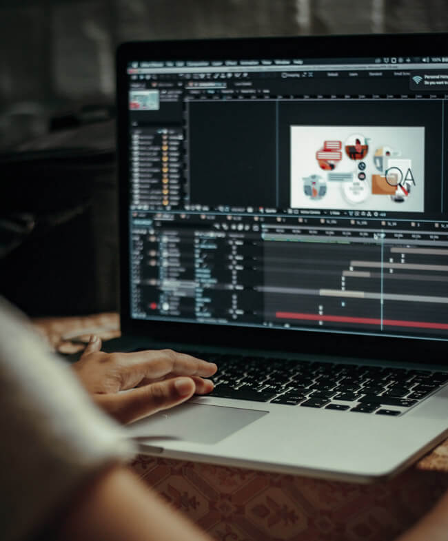 persona trabajando en un video en after effects
