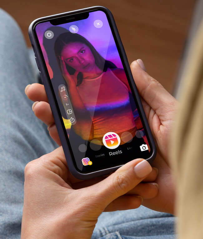 mano sosteniendo un celular viendo un reel de instagram